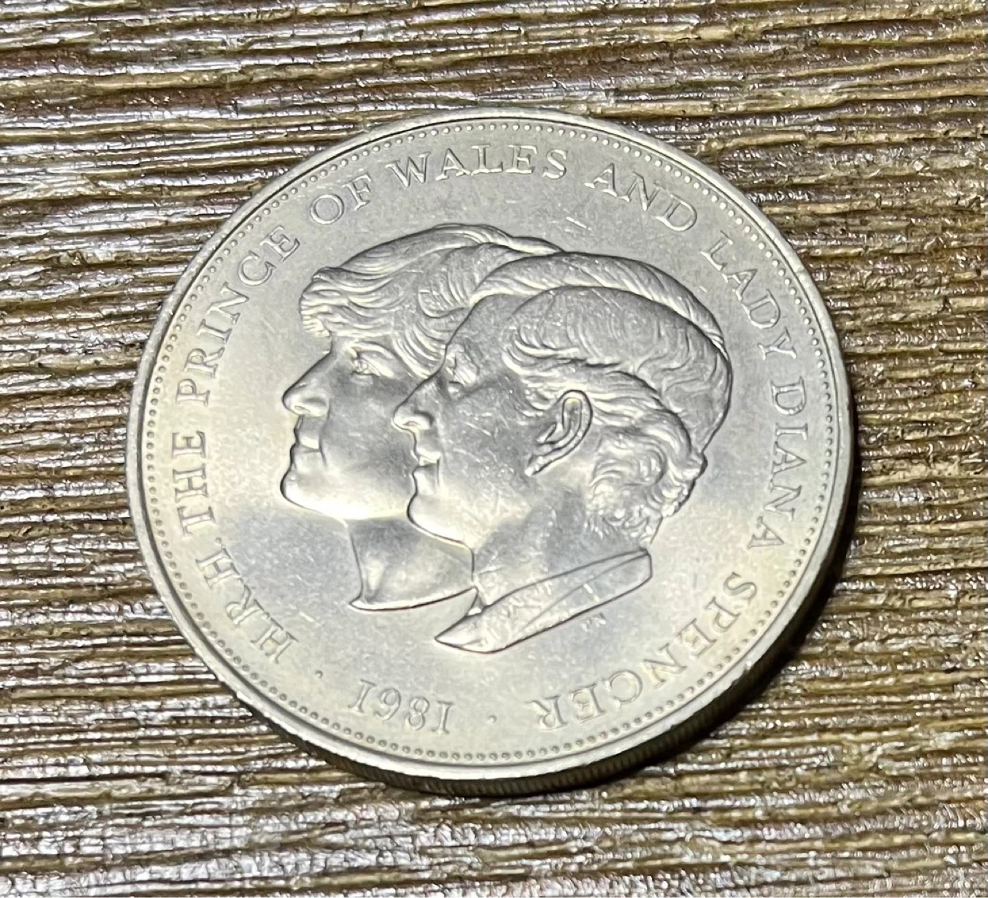 1981 Prince Charles Lady Diana Collectible Commemorative Coin 🪙 - photo 3