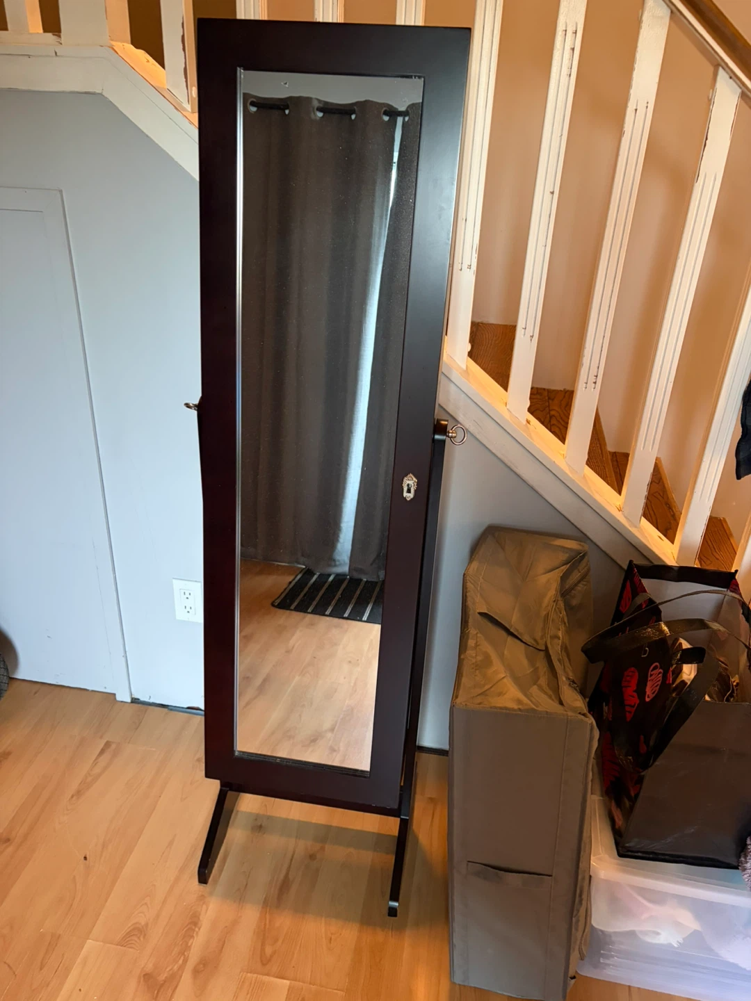 Free standing mirror/jewelrycabinet