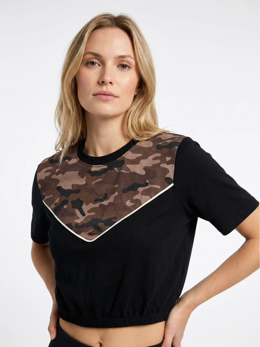 CAMO V-NECK T-SHIRT