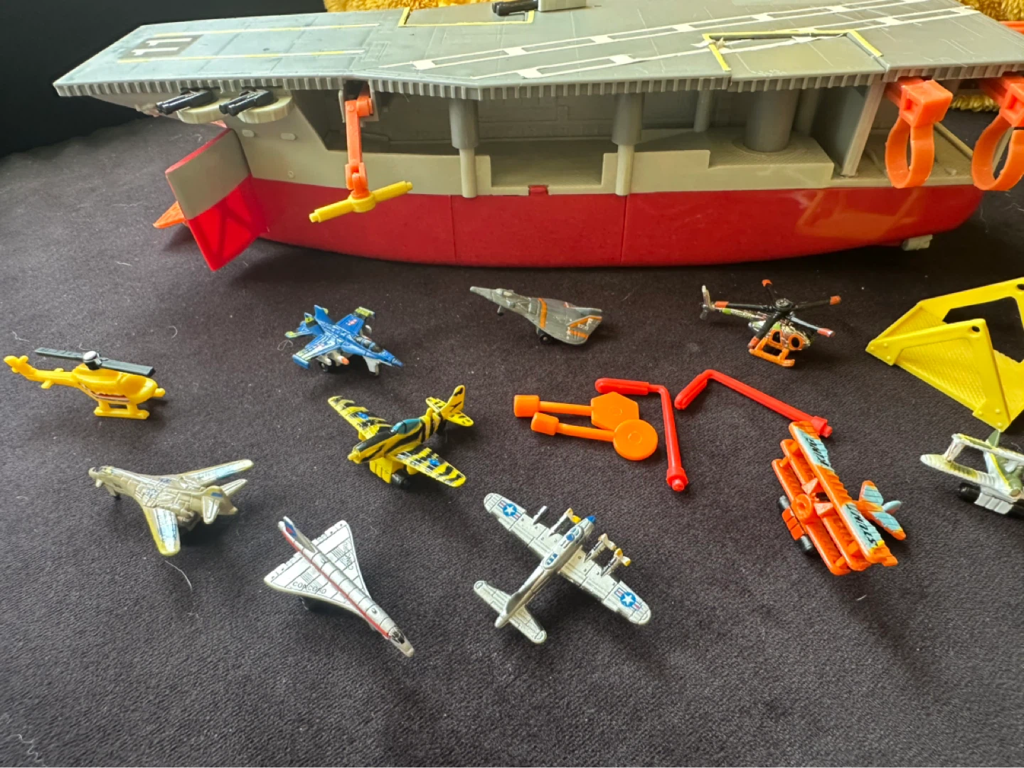 Vintage 1990 Micro Aircraft Carrier Jets Helicopters - photo 2