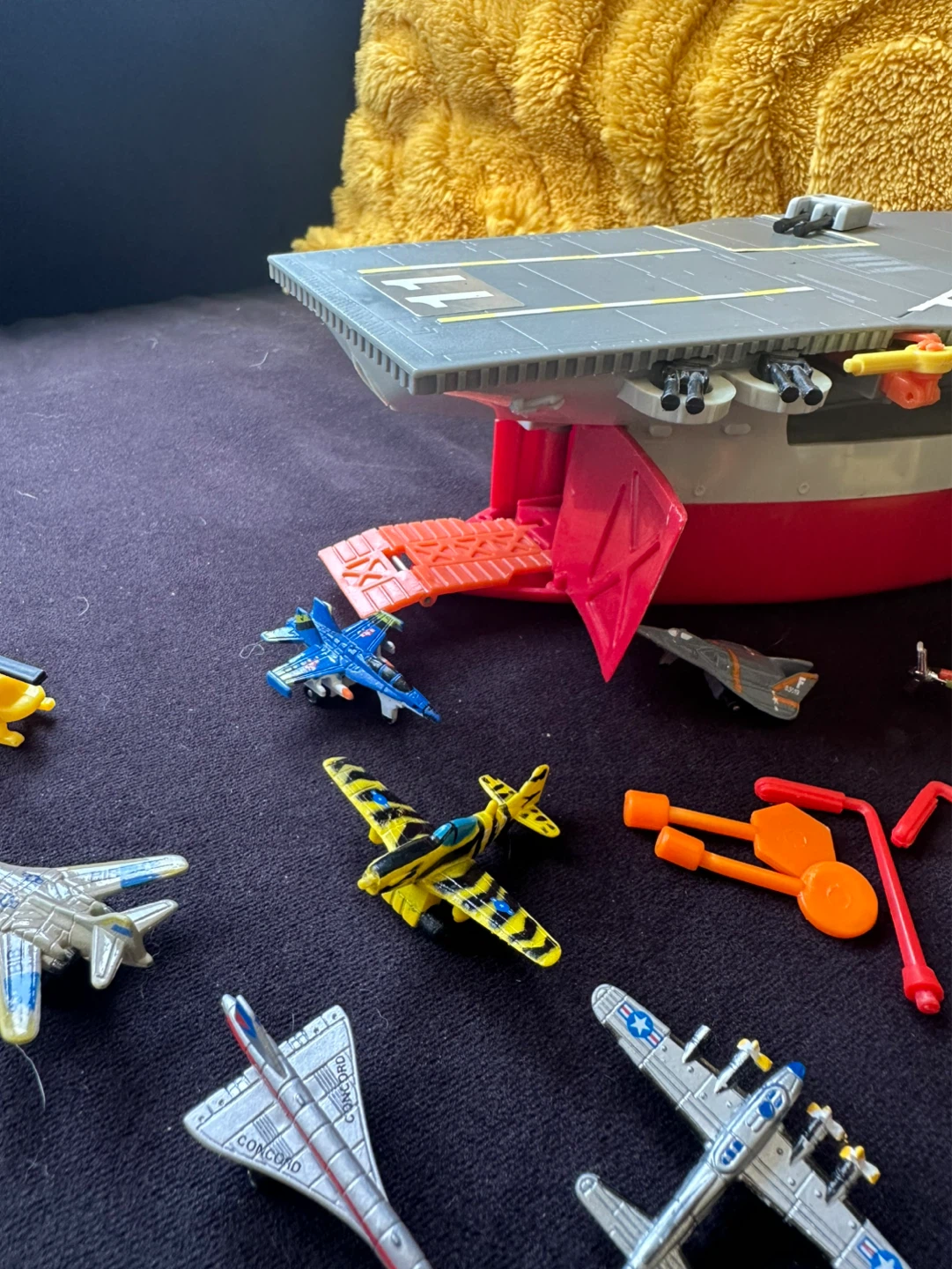 Vintage 1990 Micro Aircraft Carrier Jets Helicopters - photo 5