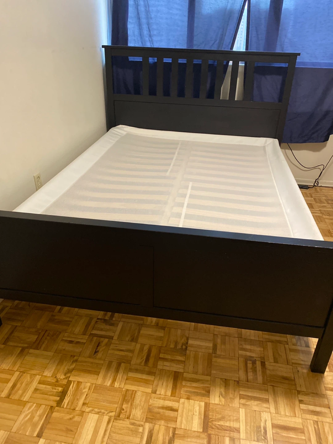 Dark Wood Bed Frame - Queen Size - photo 3