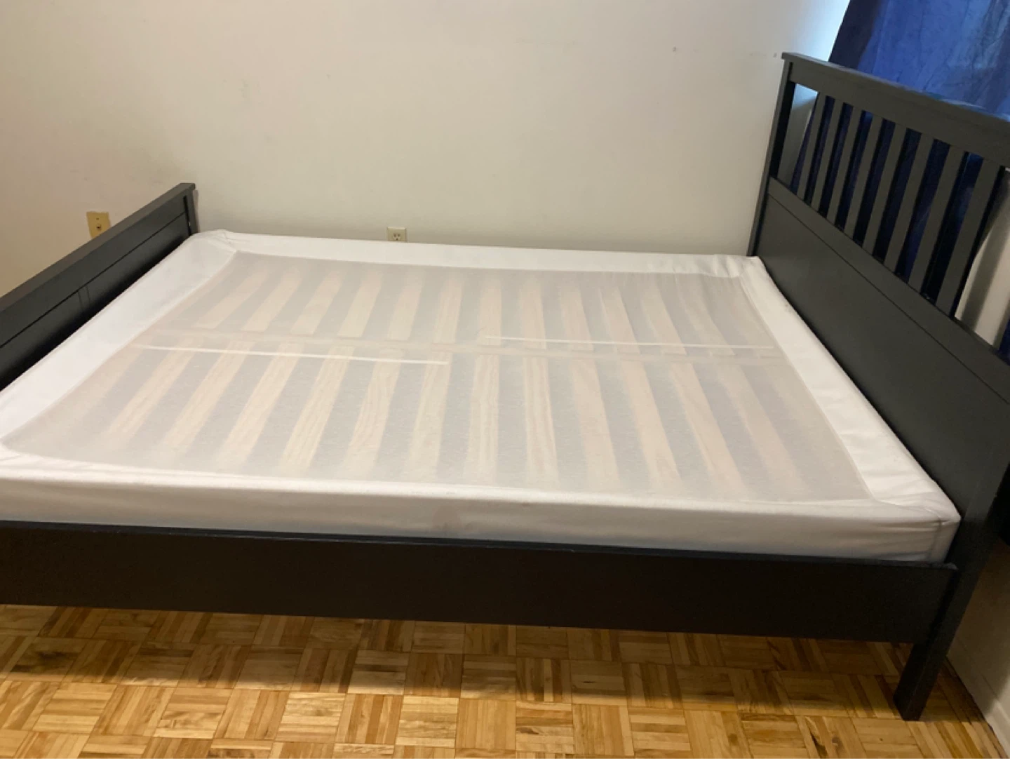 Dark Wood Bed Frame - Queen Size - photo 2
