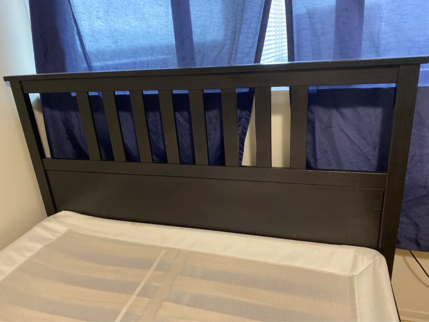 Dark Wood Bed Frame - Queen Size - photo 4