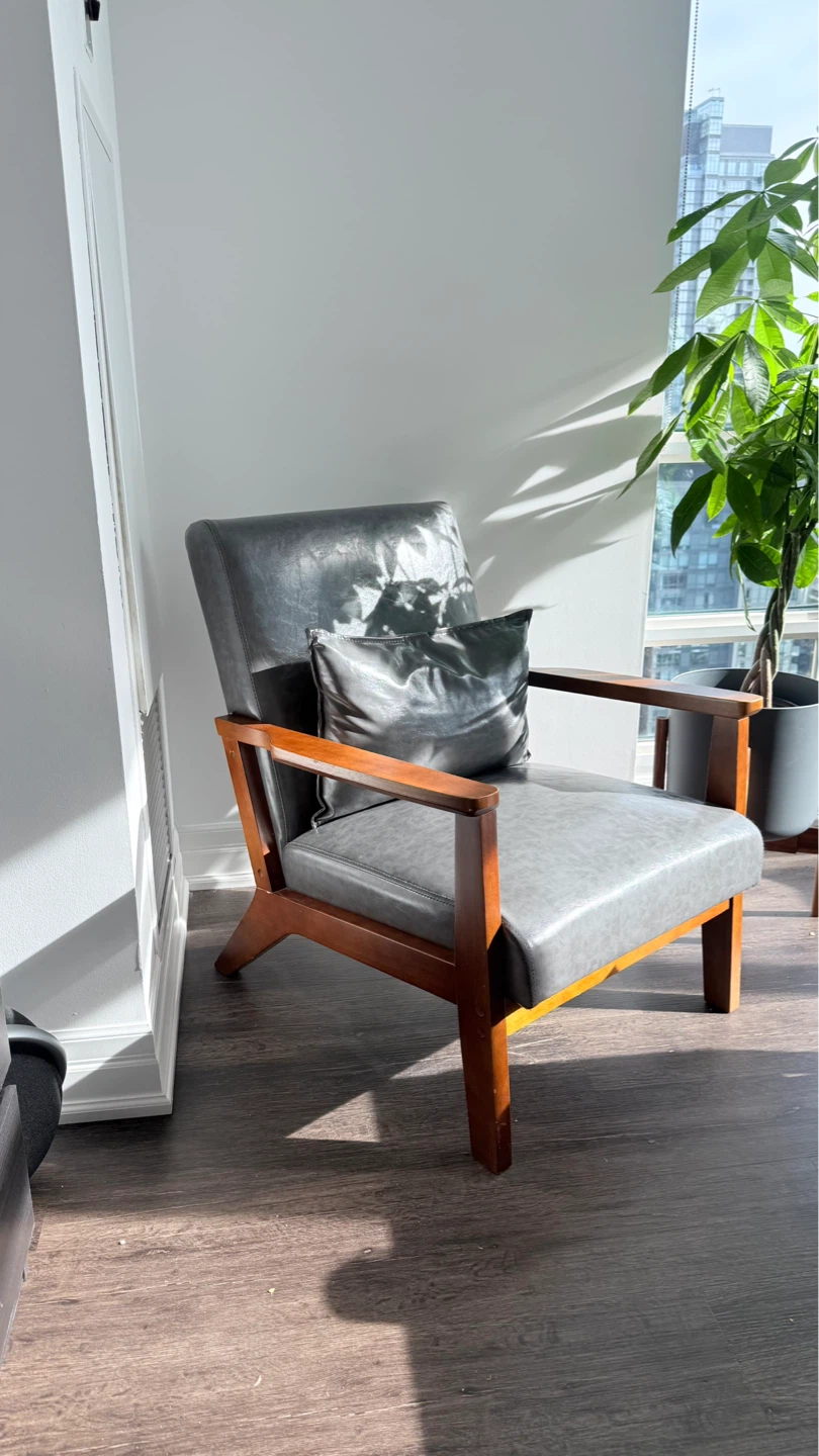🪑 Mid-Century Accent Chair