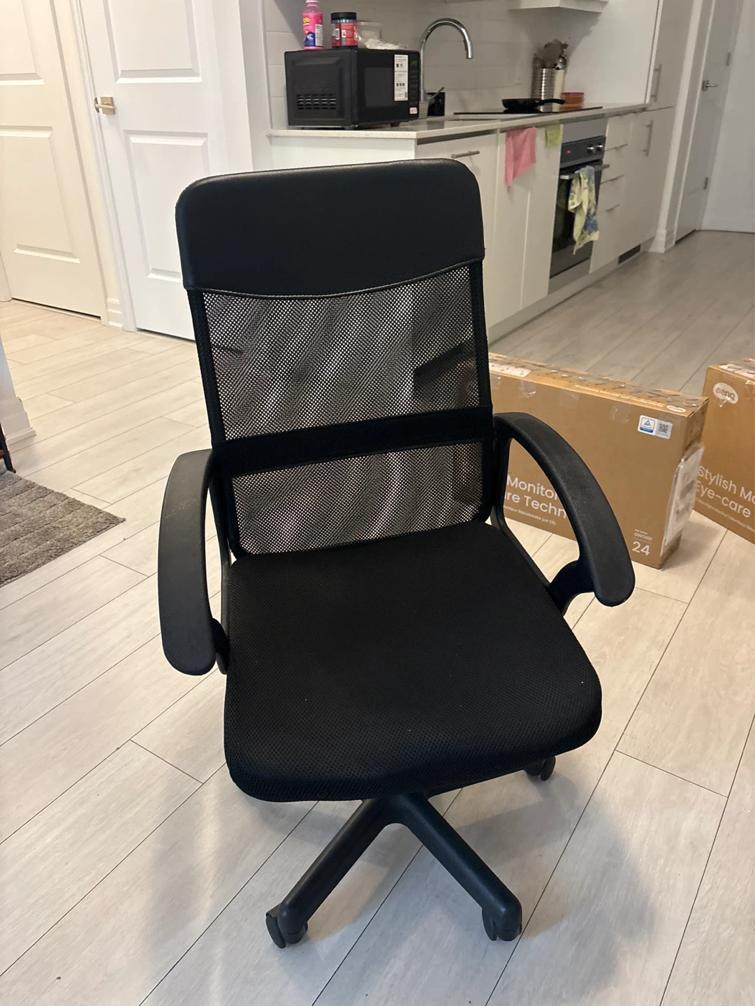 Black Mesh Office Chair and table both - photo 2