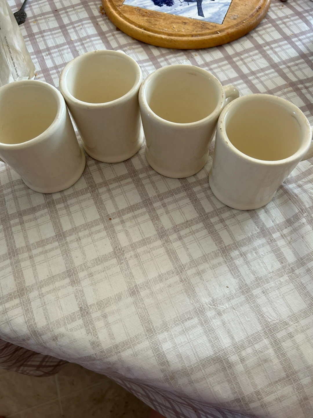 4  Ceramic Mugs 5 Plastic Cups
