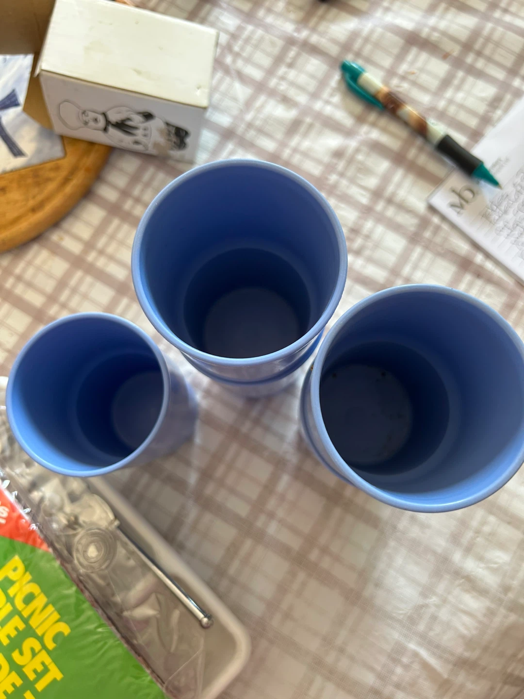 4  Ceramic Mugs 5 Plastic Cups - photo 5