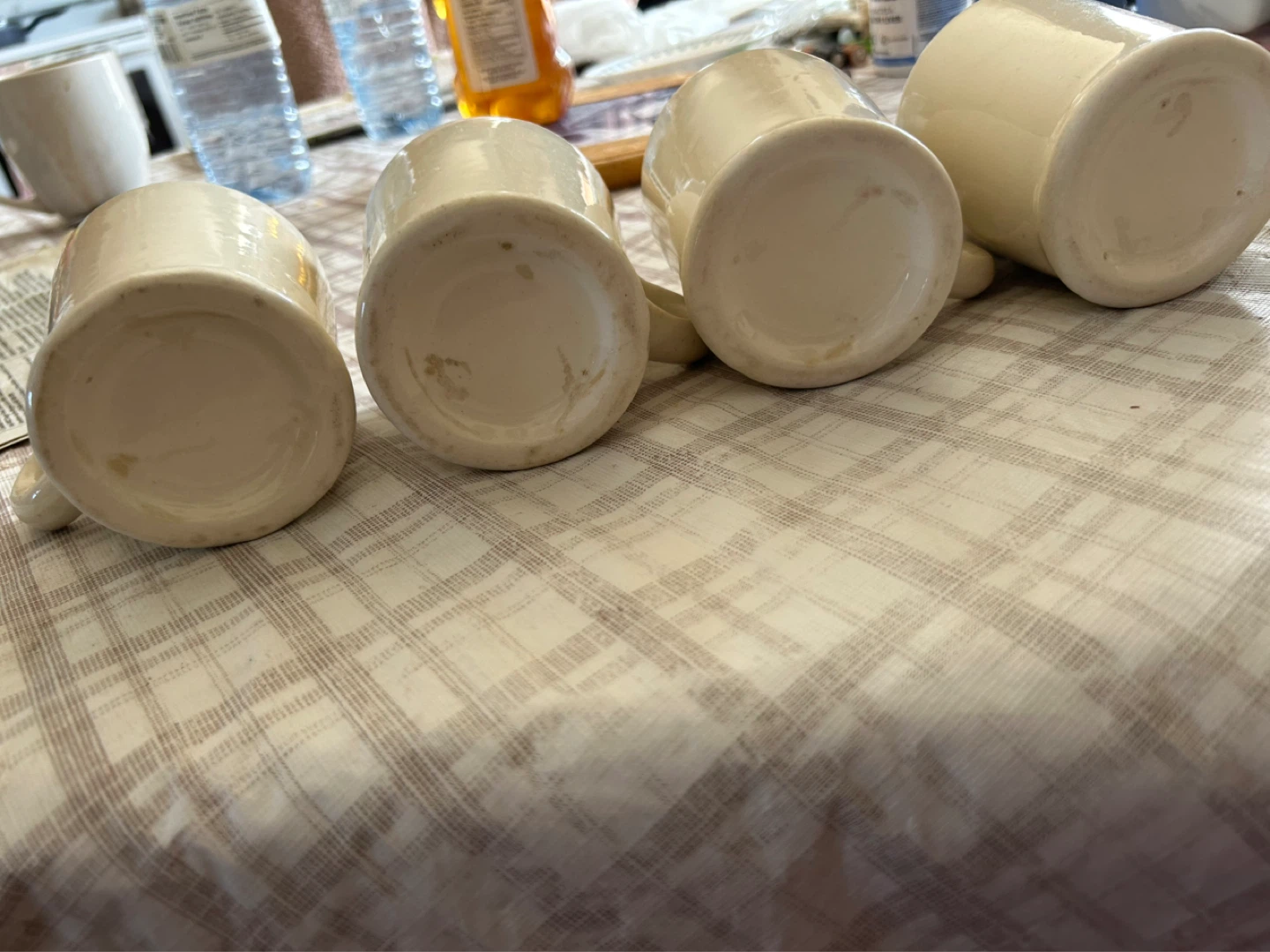 4  Ceramic Mugs 5 Plastic Cups - photo 3