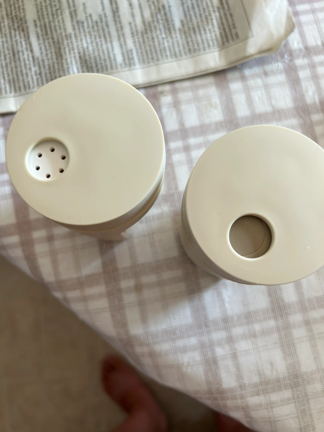 Tupperware Salt & Pepper Shakers - Set of 2 - photo 2