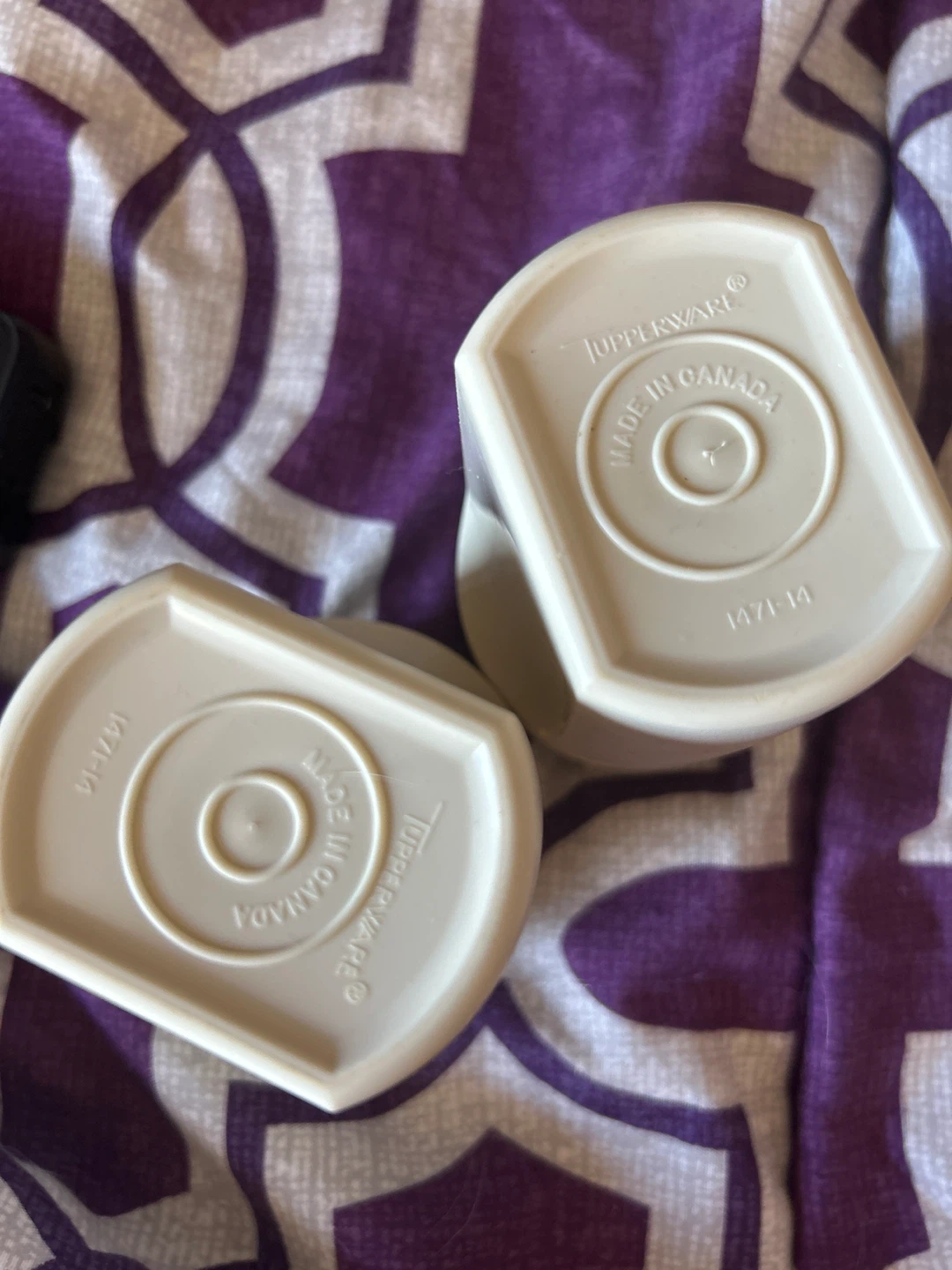 Tupperware Salt & Pepper Shakers - Set of 2 - photo 4