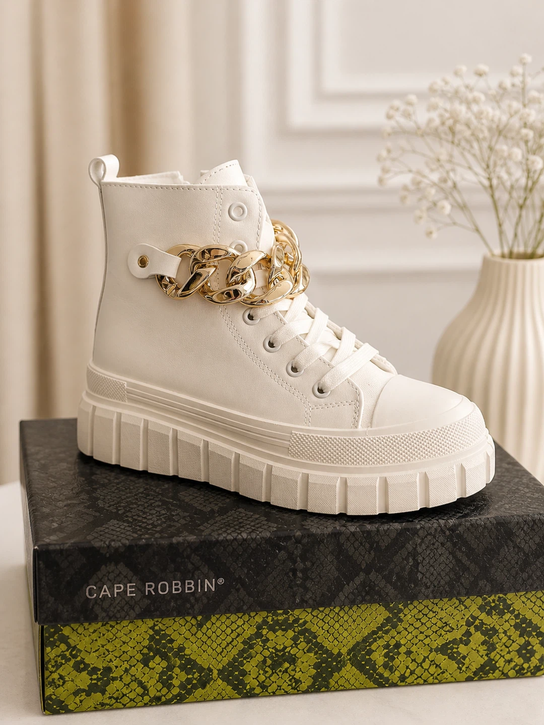 Bottes montantes blanches Cape Robbin avec chaîne dorée
