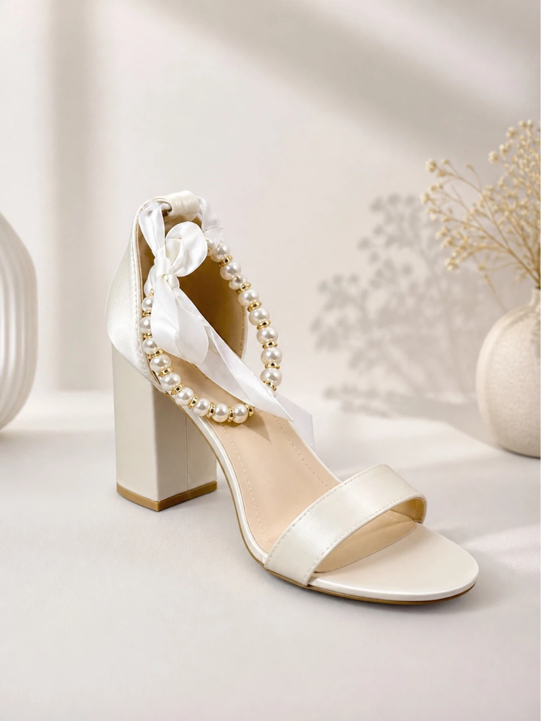Sandales à talons bloc crème avec perles et rubans