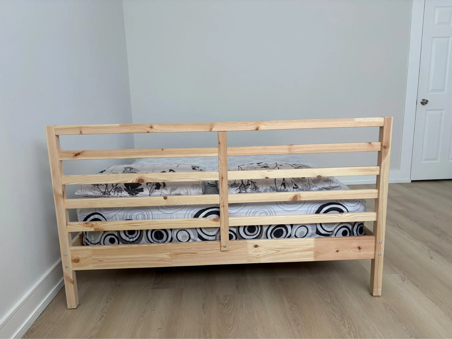 IKEA Tarva Bed Frame - Queen Size - photo 4