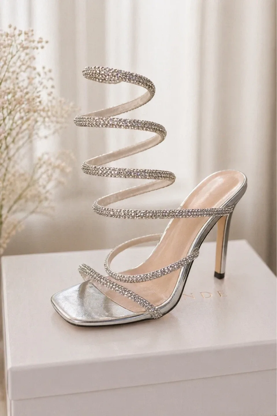 Sandales à talons hauts argentées avec spirale et strass