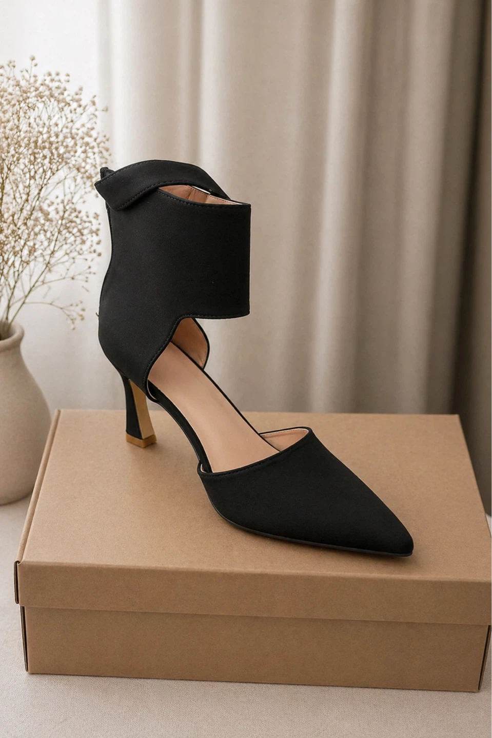 Souliers à talon noir avec bride à la cheville