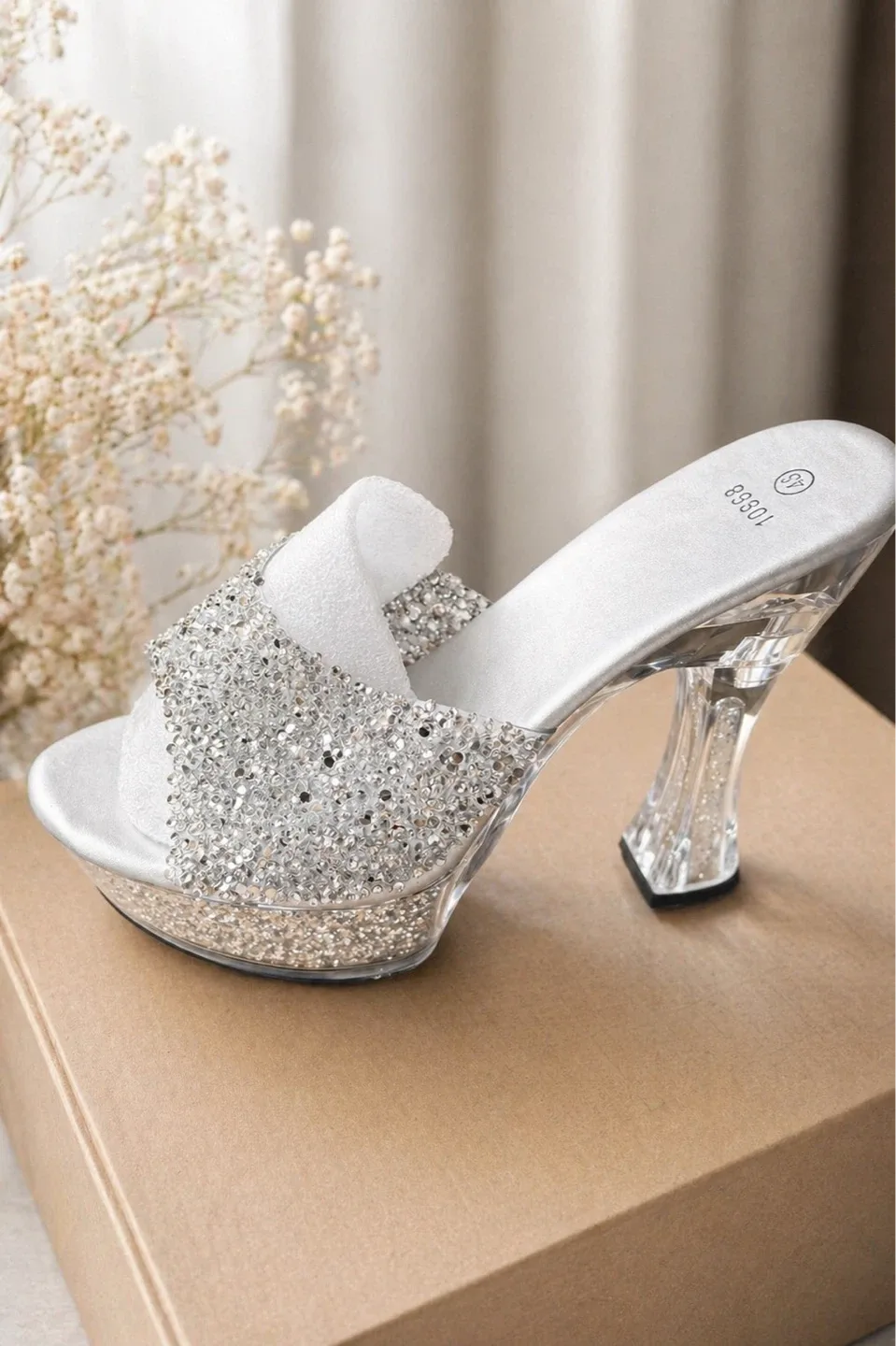 Sandales à talons hauts argentées ornées de strass, pointure 41