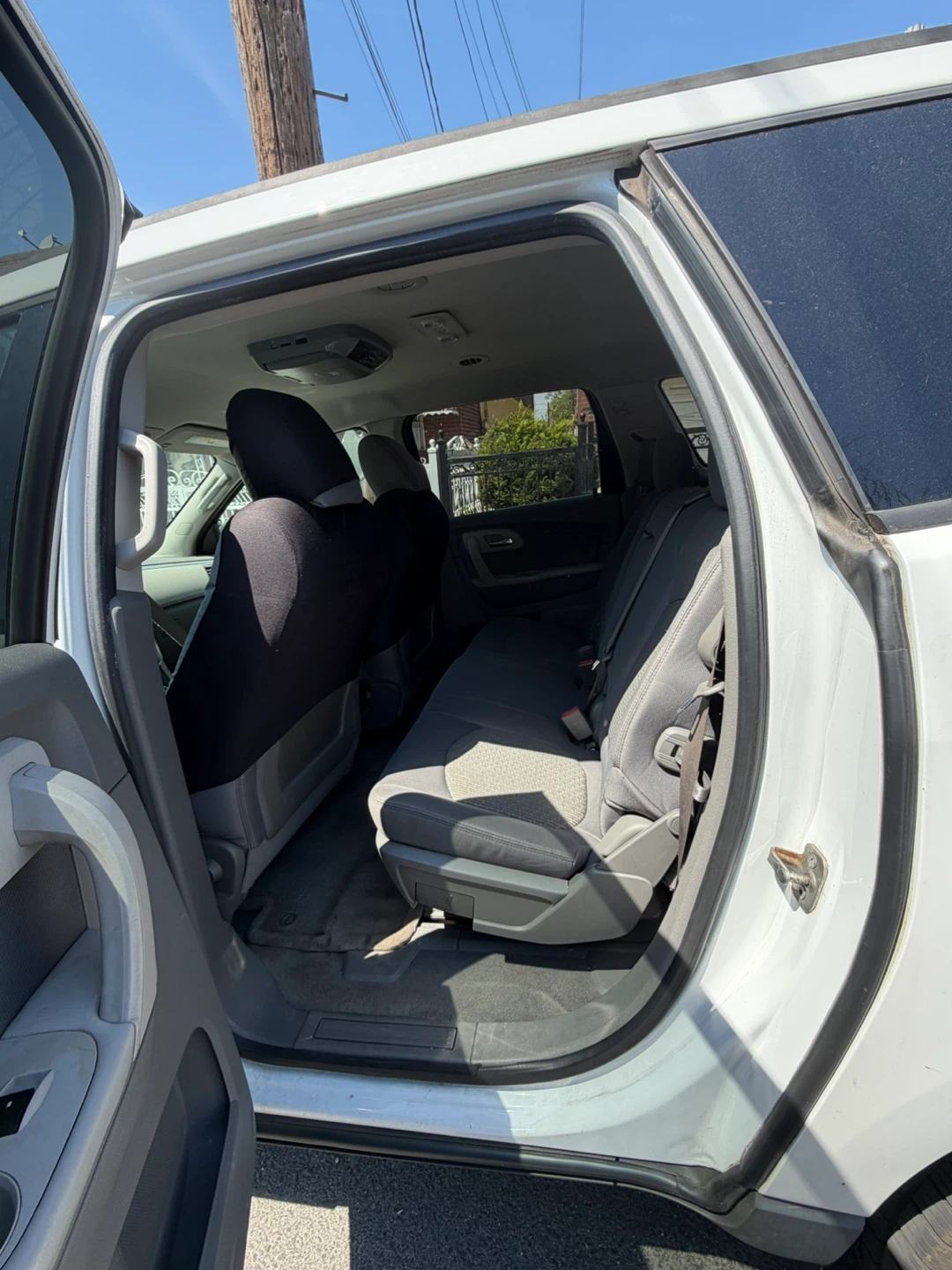 White Chevrolet Traverse SUV - photo 4