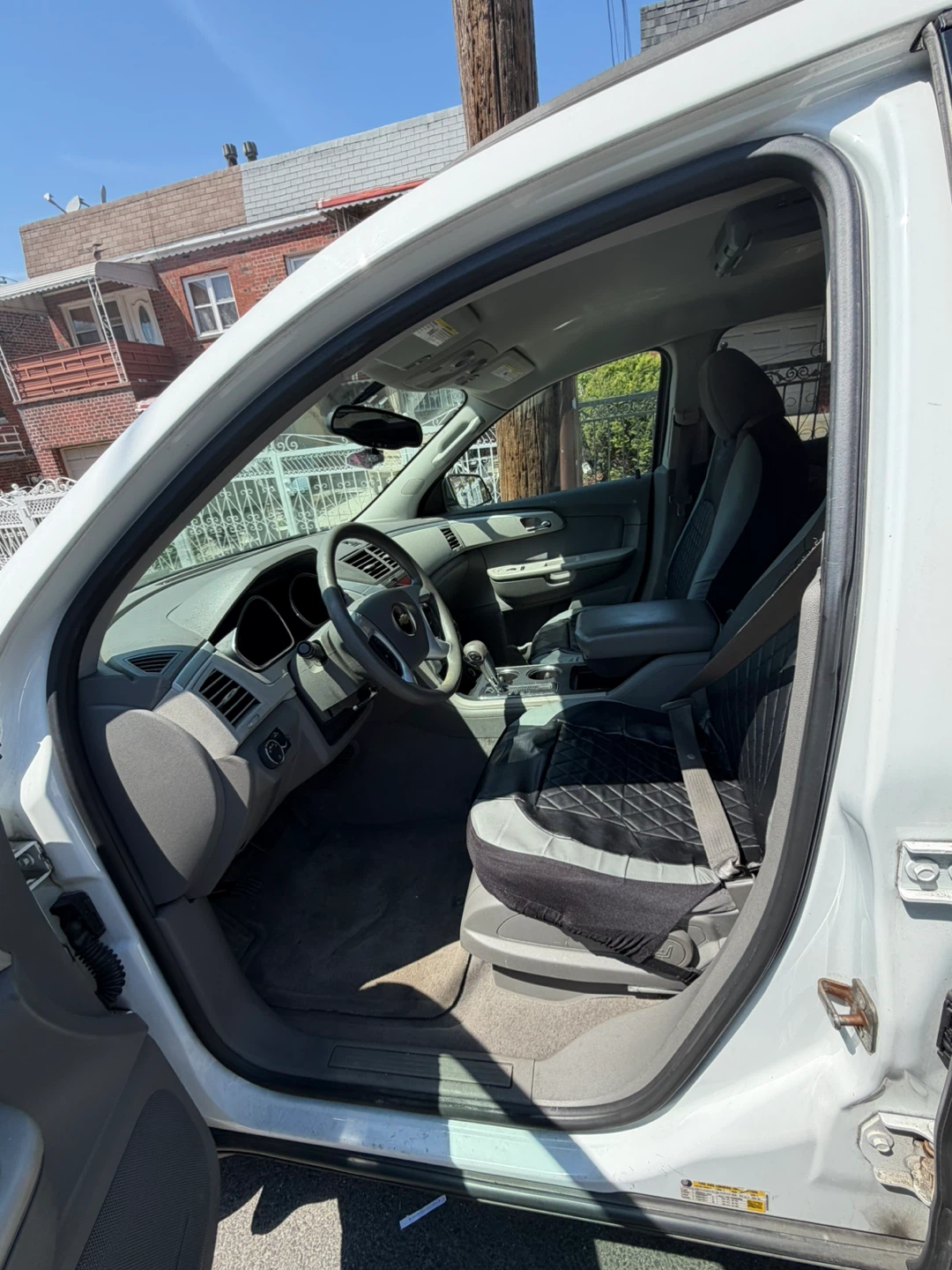 White Chevrolet Traverse SUV - photo 5