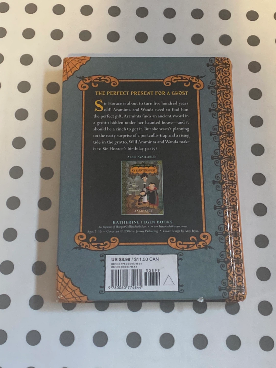 Araminta Spookie: The Sword in the Grotto by Angie Sage - photo 2