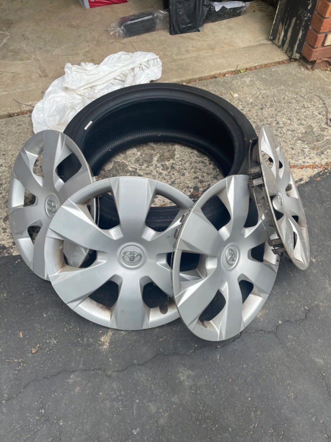 Set of 4 Toyota Hubcaps