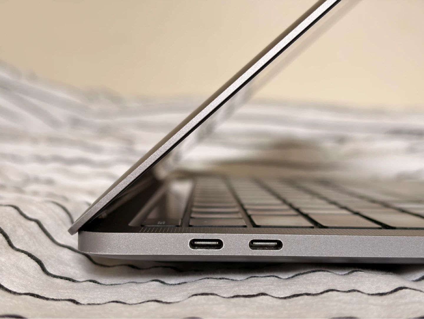 MacBook Pro (13-inch, M1, 2020) — TouchBar / 8GB / 250GB - photo 4