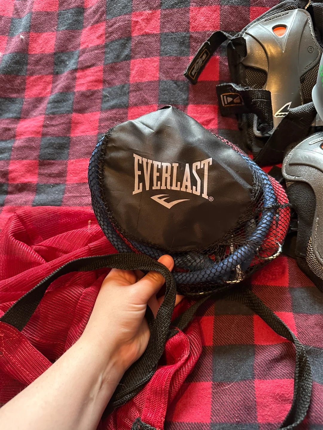 Helmet and rollerblading pads - photo 4