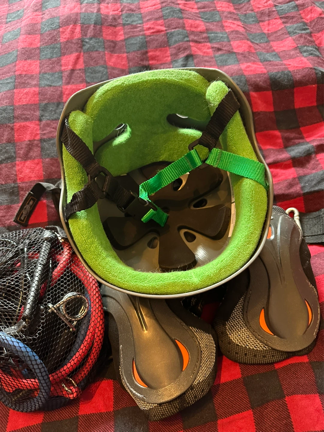 Helmet and rollerblading pads - photo 3
