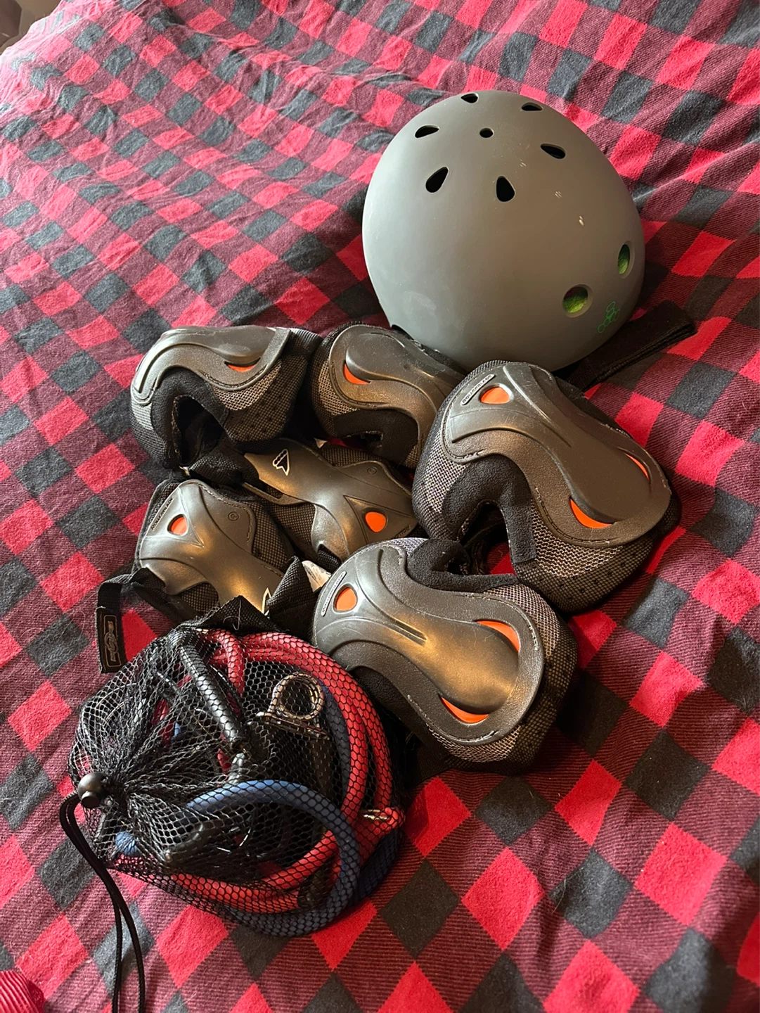 Helmet and rollerblading pads - photo 2