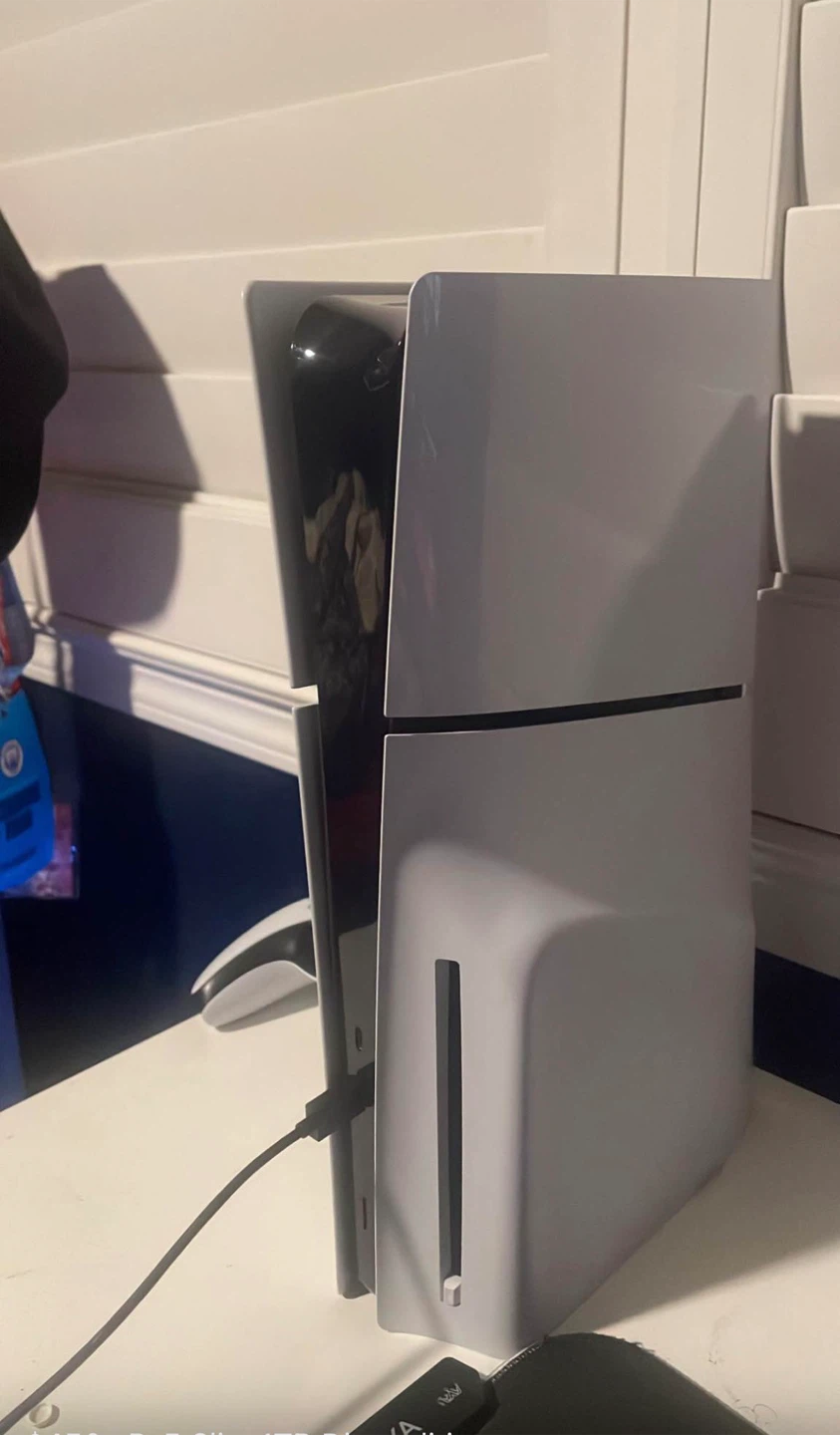 PS5 slim 1TB (PRICE IS NEGOTIABLE) - photo 3