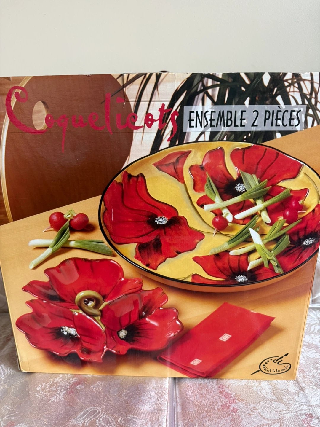Brand new Coquelicots 2-piece serving set – never used, .