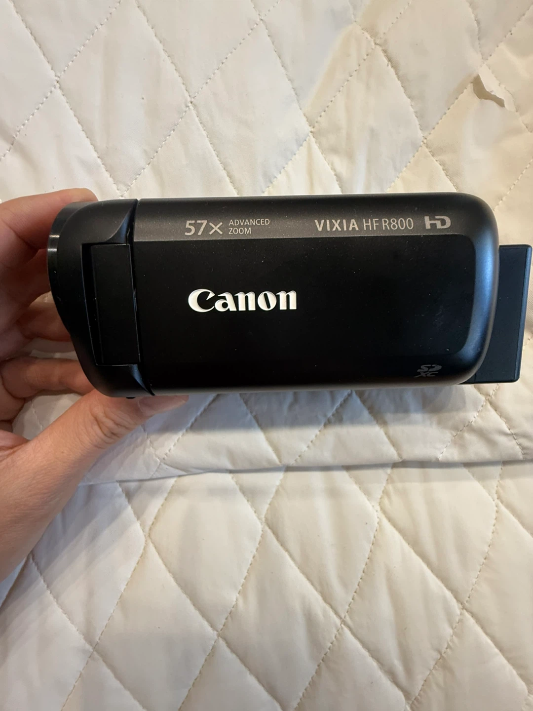 Canon VIXIA HF R800 HD Camcorder, Include battery, No charger
