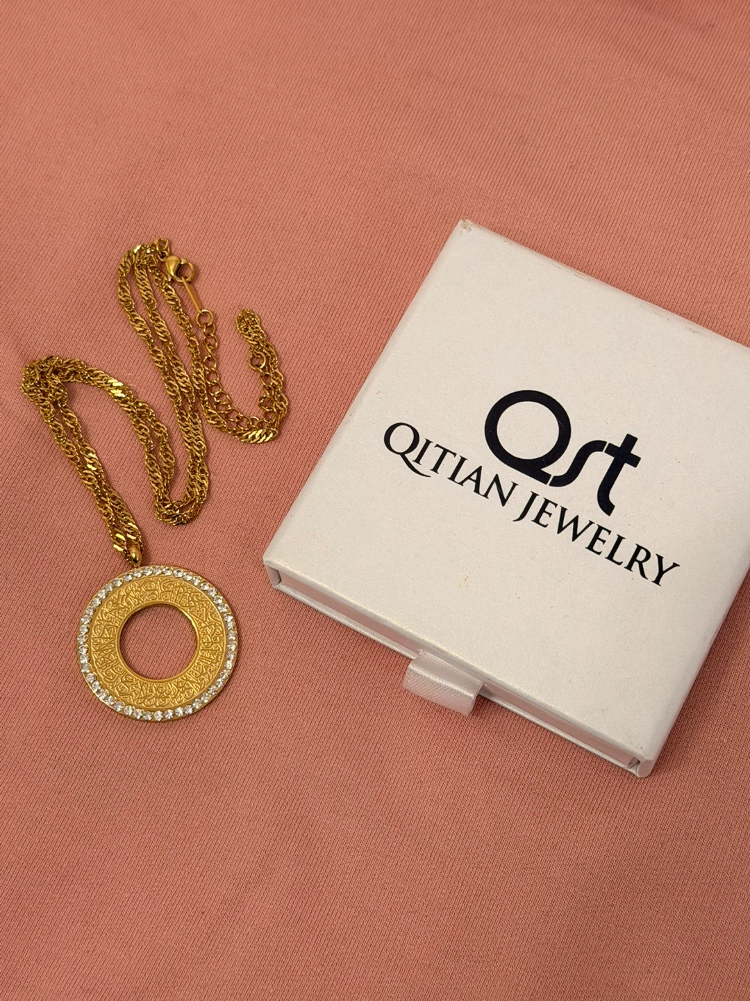Qitian Jewelry Gold Tone Pendant Necklace with Crystals