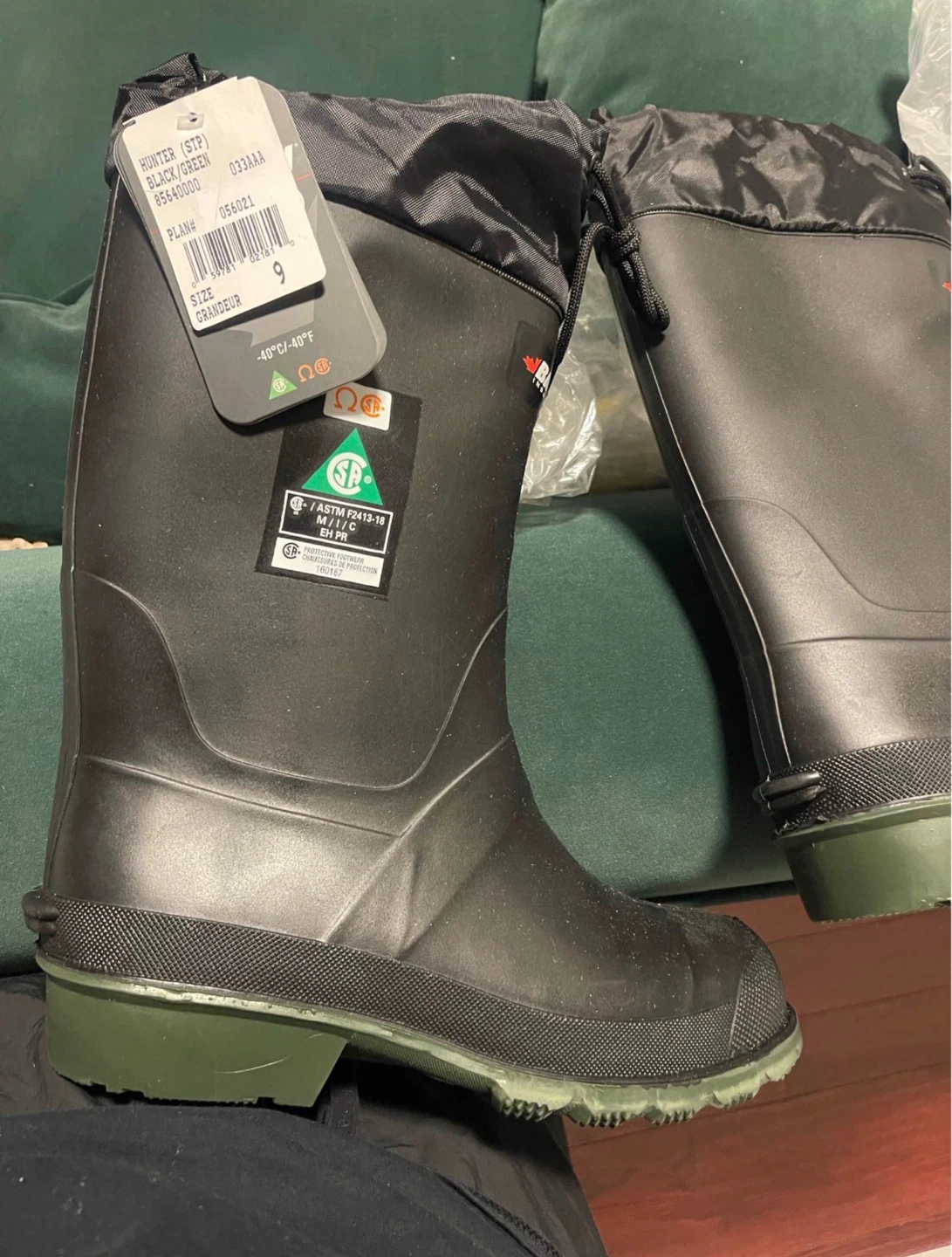 STP Hunter Black/Green Winter Boots - Size 9
