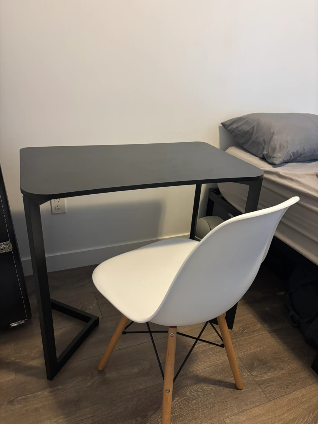 Black Desk with White Chair - photo 2