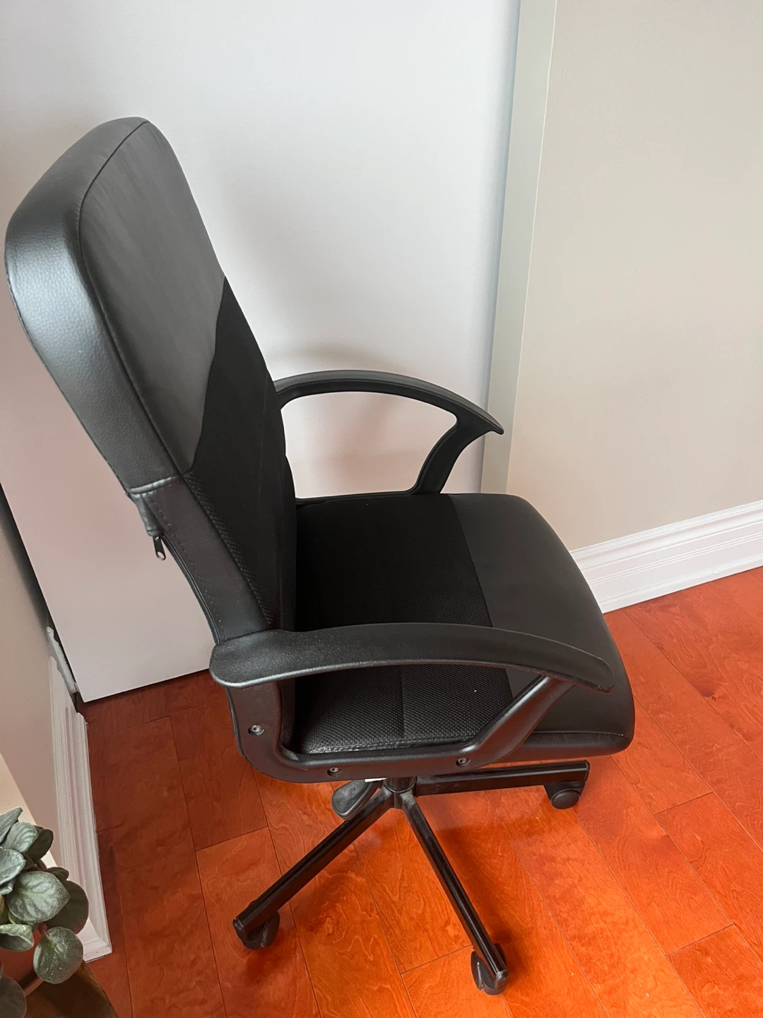 Black office chair with armrests - photo 2