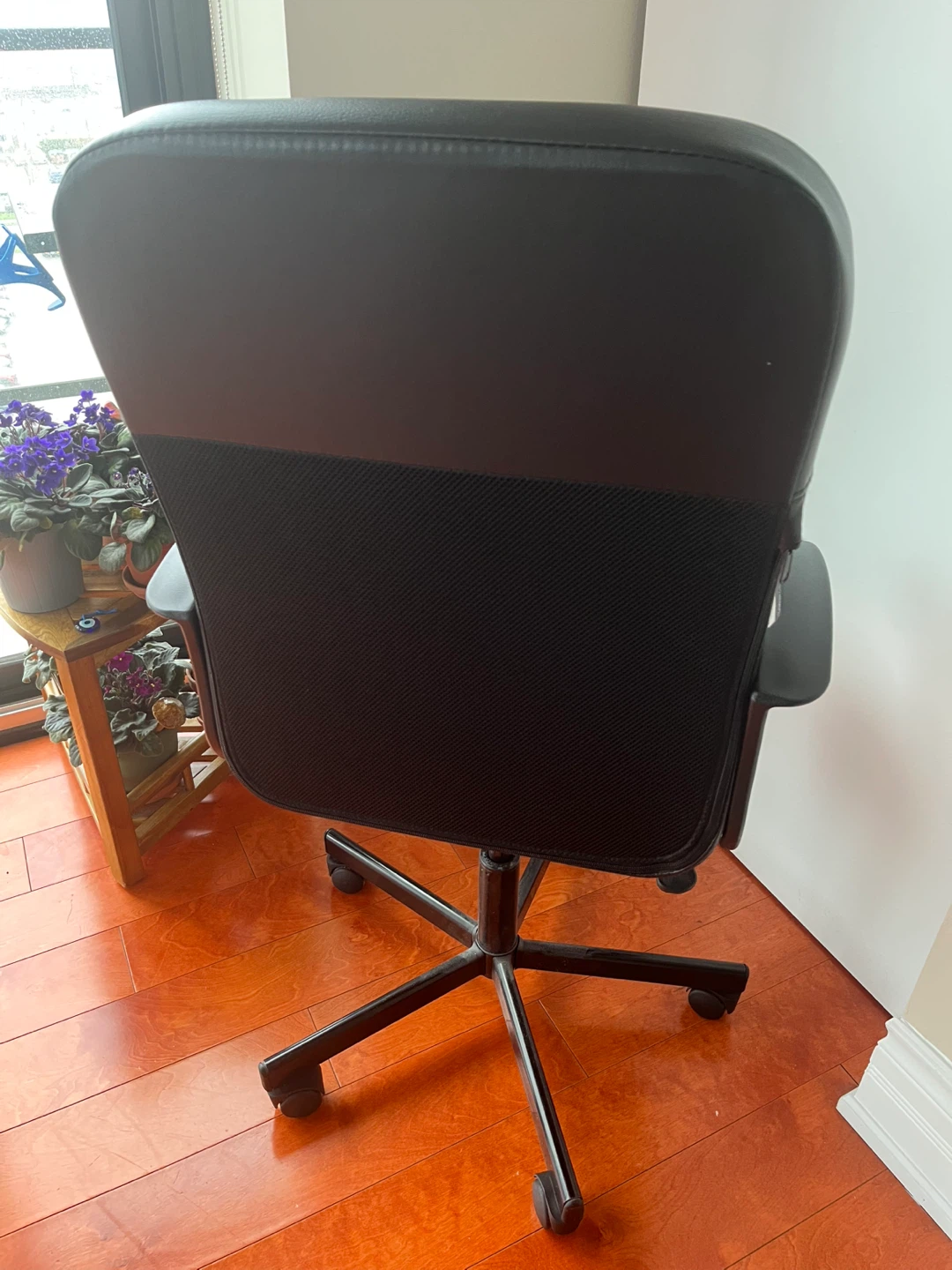 Black office chair with armrests - photo 4