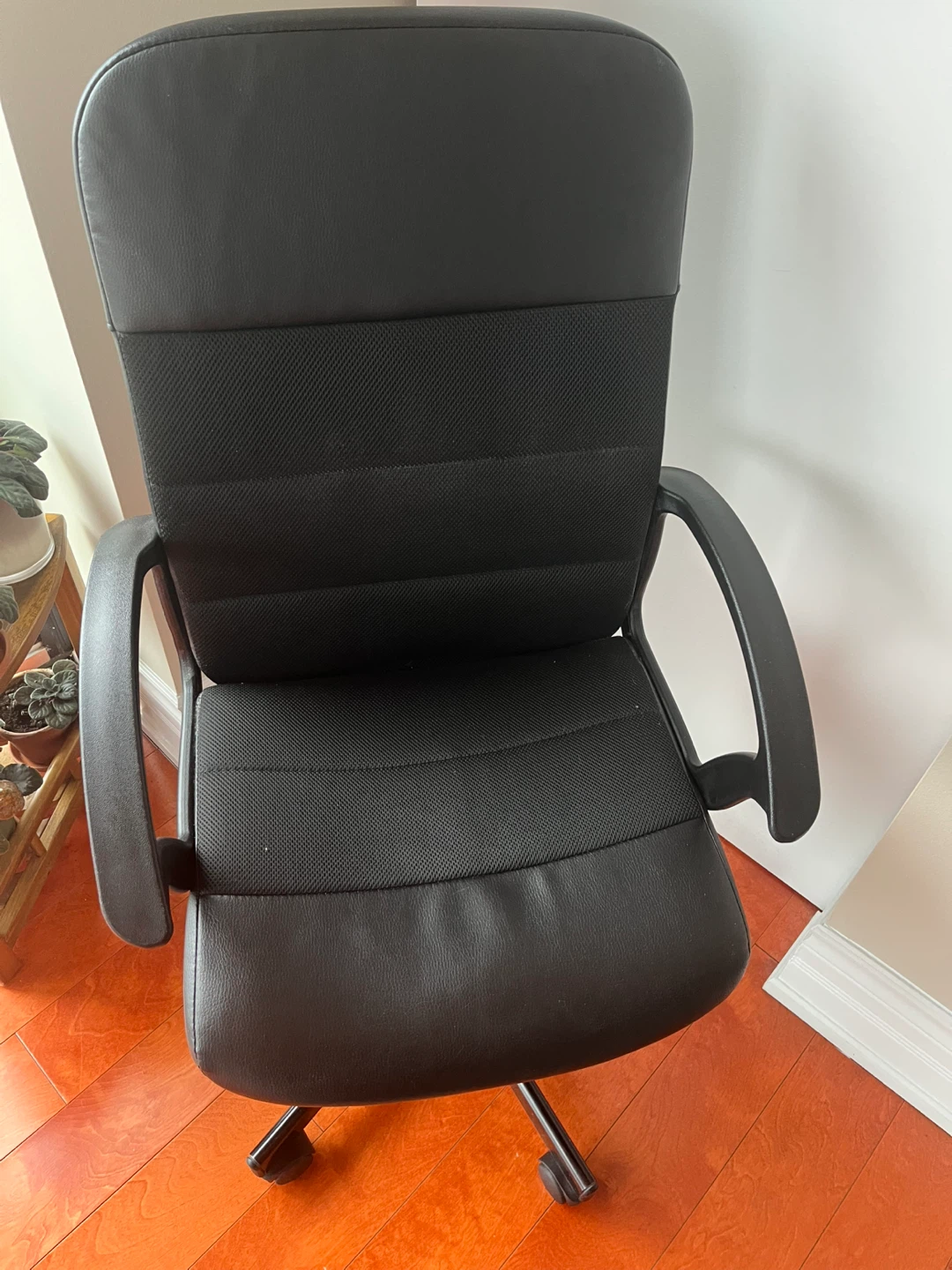Black office chair with armrests - photo 3