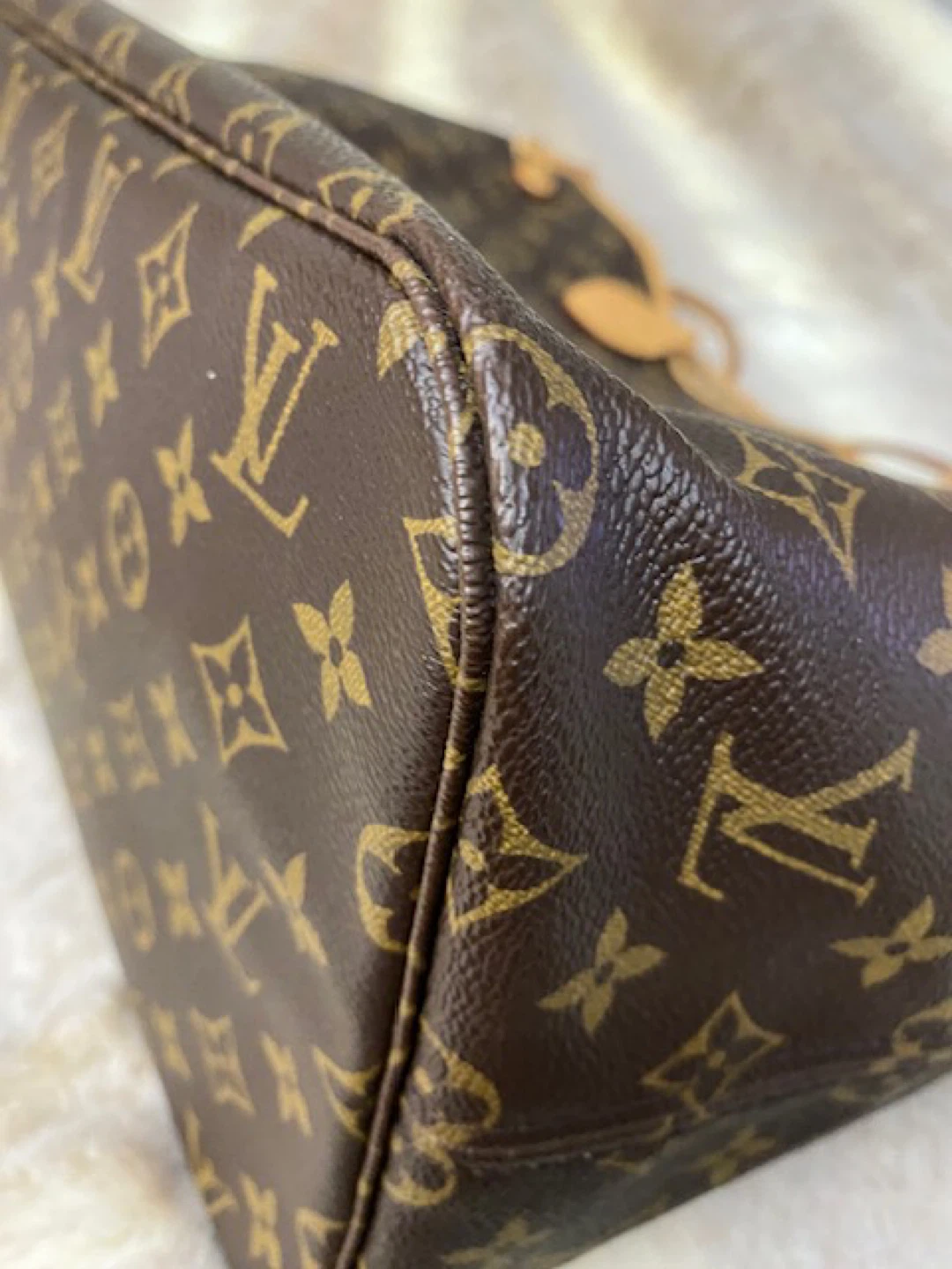 Louis Vuitton Monogram Neverfull MM Tote Bag with Pouch