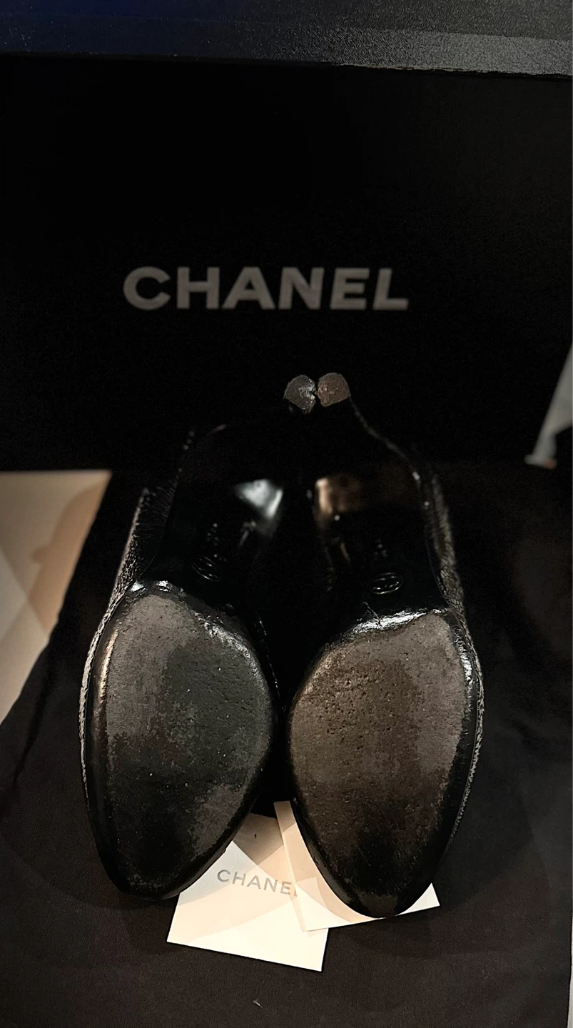 CHANEL Black Patent Leather Cap Toe Heels - photo 3
