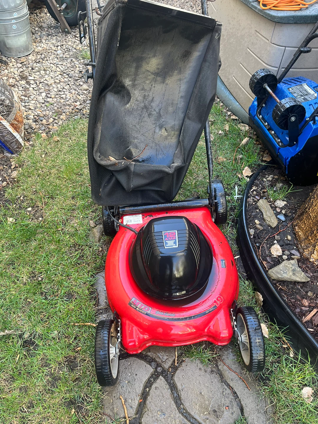 Electric lawnmower