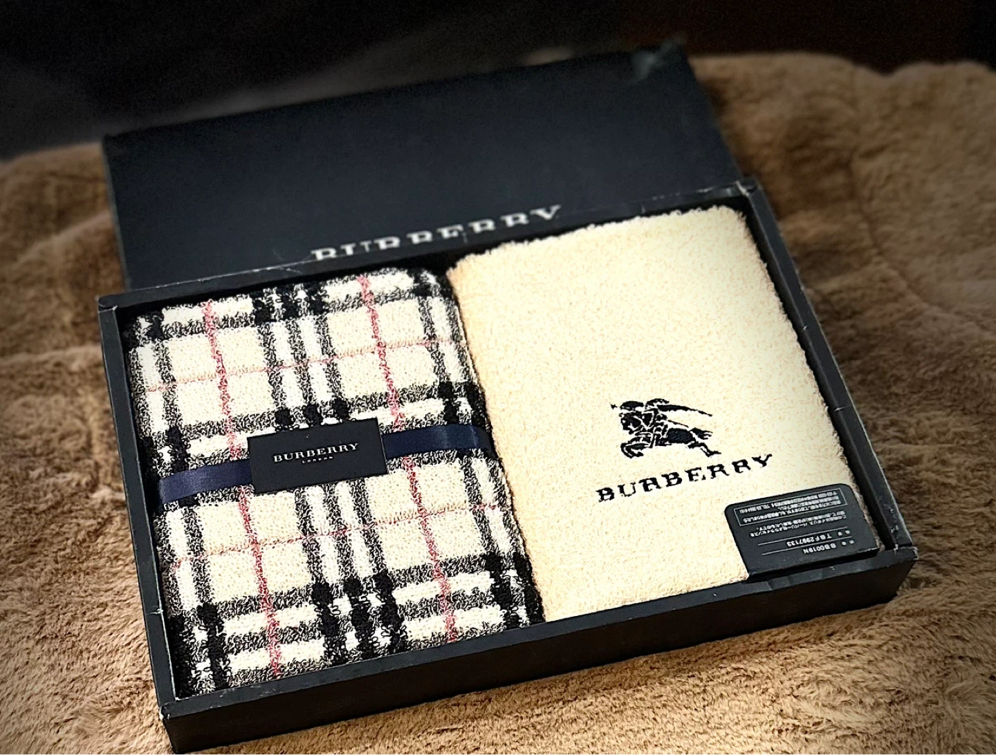 Burberry London Plaid and Solid Towel Set