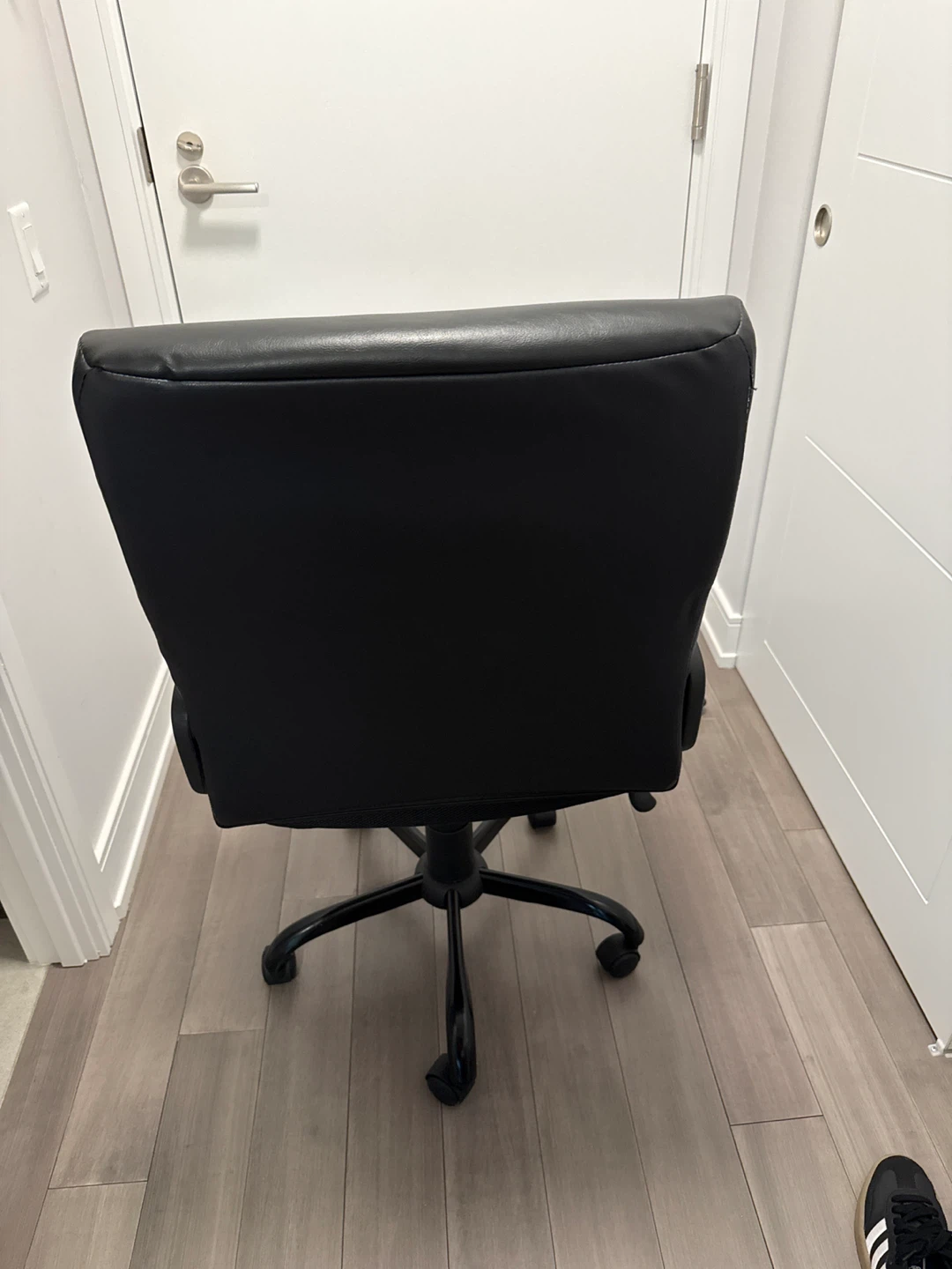 Black Executive Office Chair - photo 2