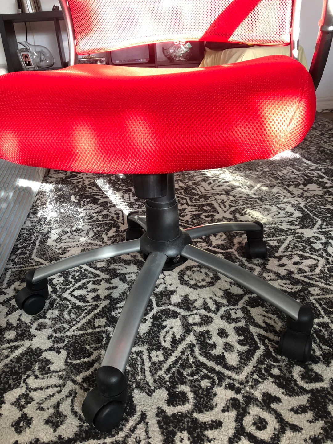 Red office chair with mesh back - photo 3