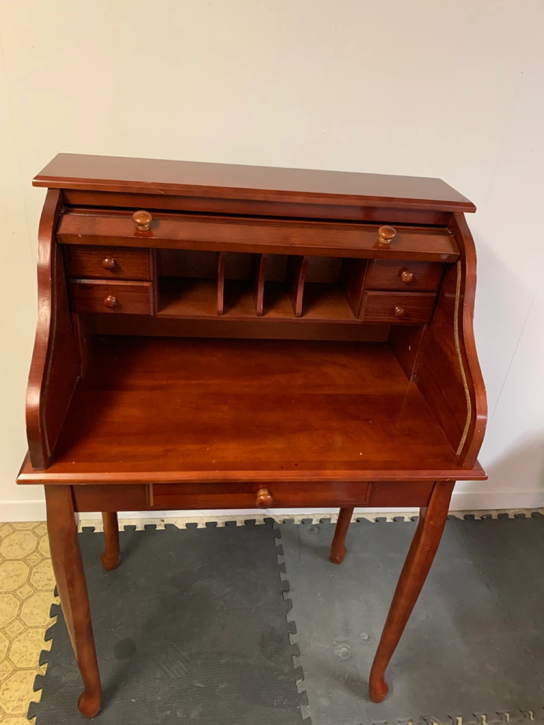 Desk - photo 2