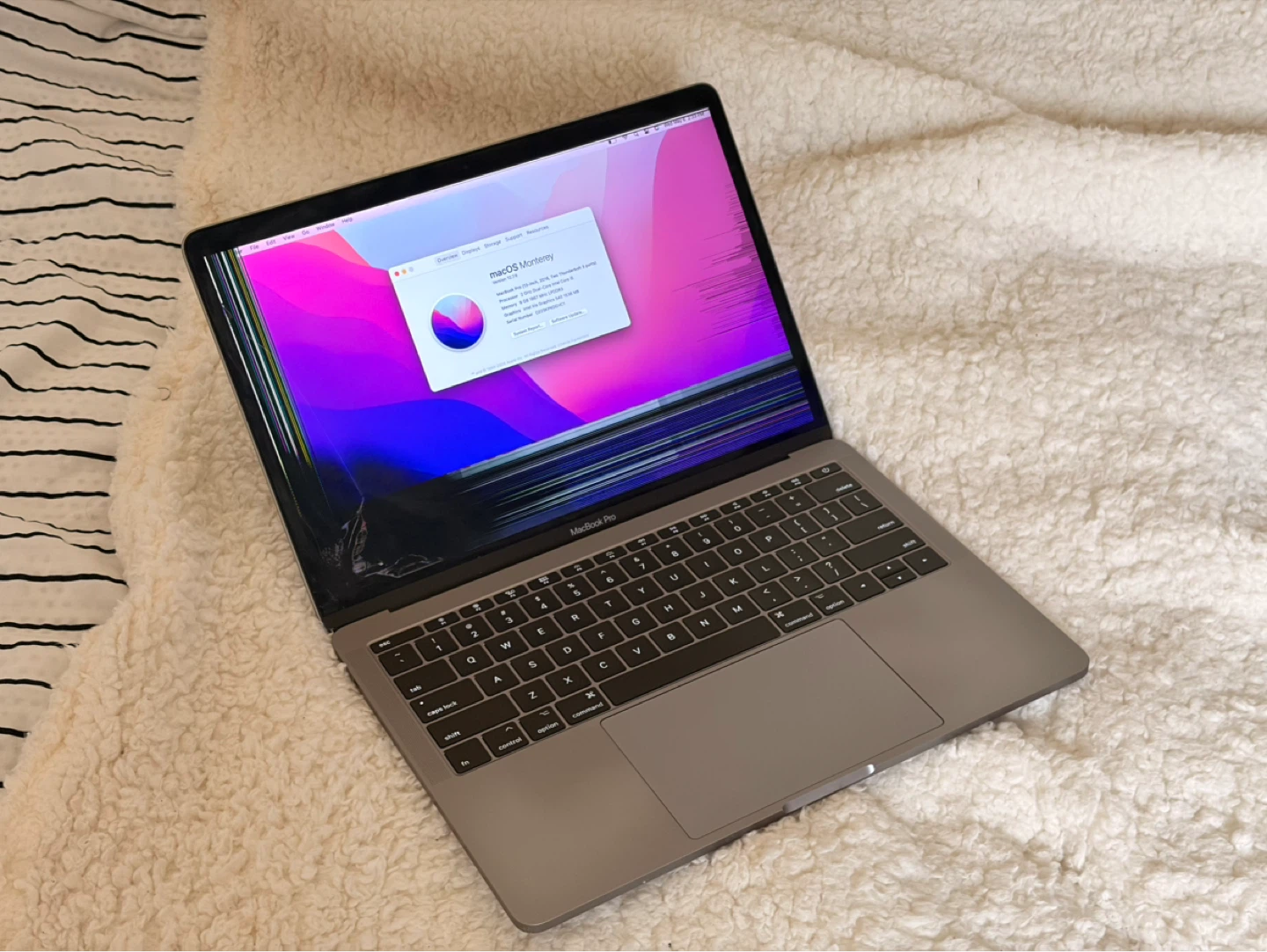 MacBook Pro (13-inch, 2016, Two Thunderbolt 3 ports)