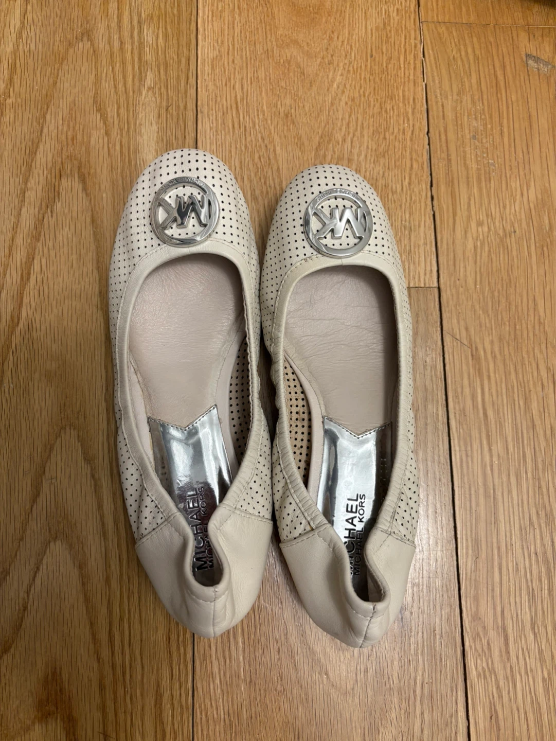 Michael Kors Ballet Flats - Cream Leather Perforated Size 8 - photo 2