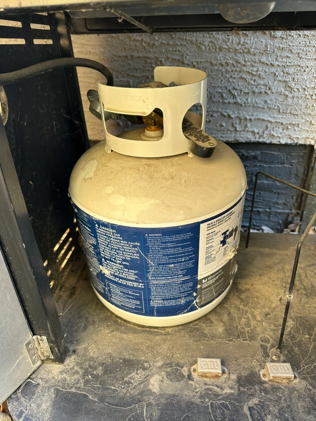 Large CharBroil Gas Grill with Full Propane Tank - $160 Firm - photo 3