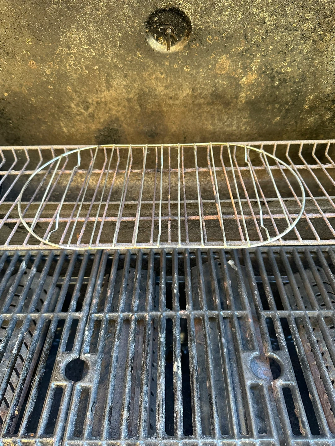 Large CharBroil Gas Grill with Full Propane Tank - $160 Firm - photo 5