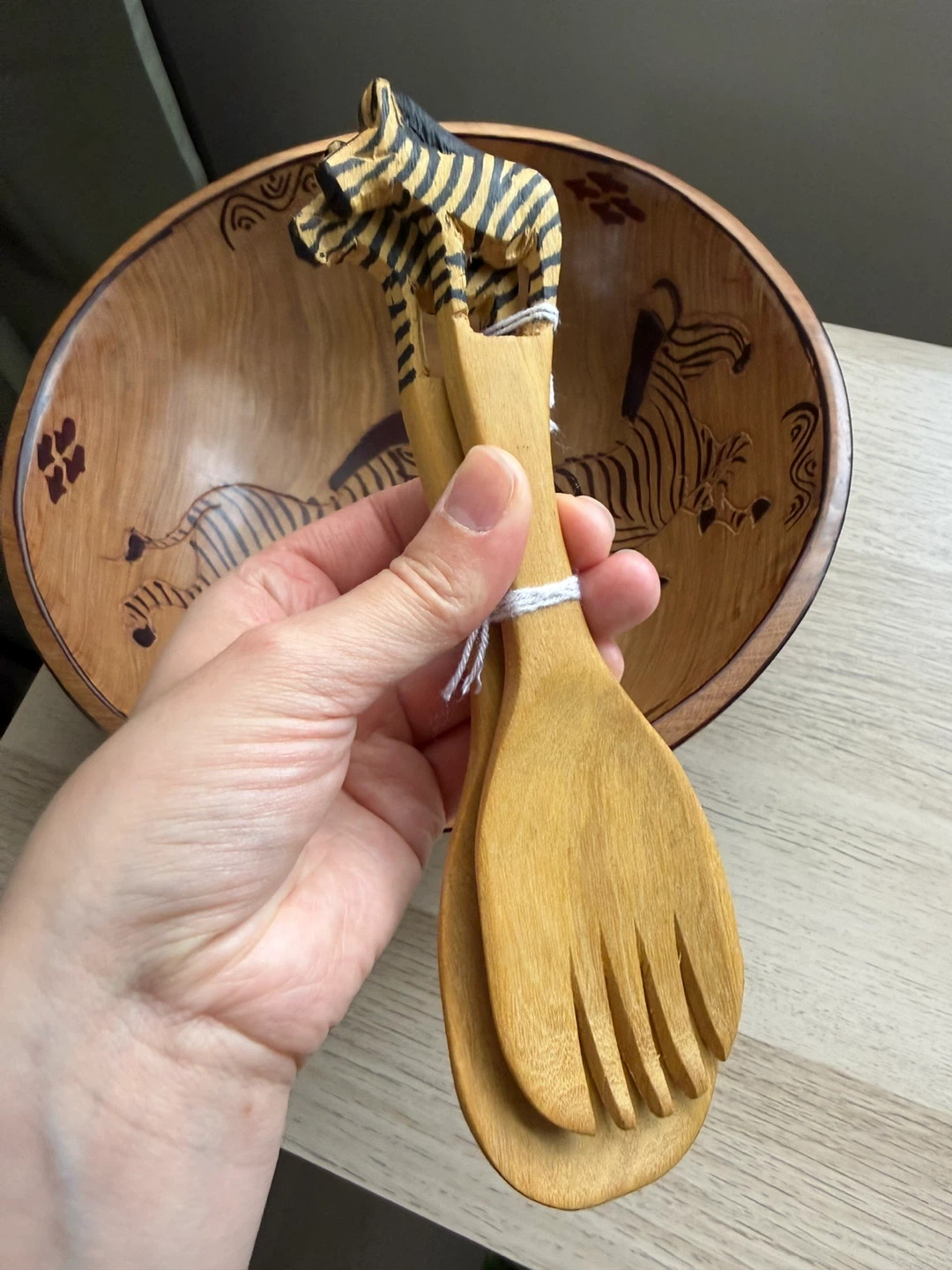 Beautiful never used wooden salad bowl & salad tongs - photo 5